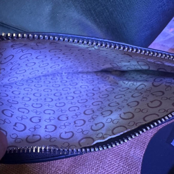 GUESS Los Angeles EUC Large Tote with removable Wristlet/Clutch - Picture 4 of 10